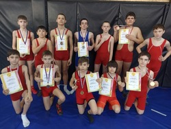 Юные икрянинцы отличились в соревнованиях по спортивной борьбе