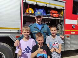 Воспитанники икрянинского центра помощи детям поздравили огнеборцев