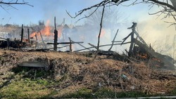 В Икрянинском районе сгорели две хозпостройки