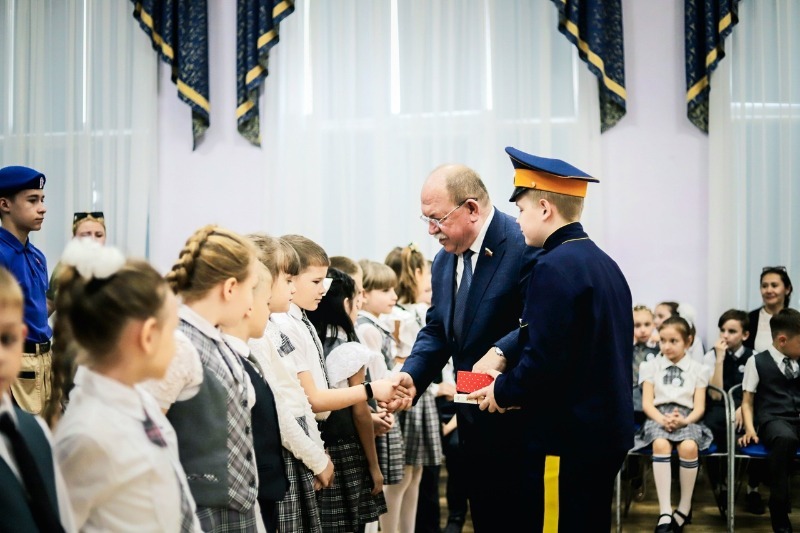 Член Совета Федерации РФ поздравил юных икрянинцев с новым статусом