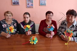 Икрянинские соцработники провели весенний мастер-класс