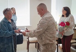 В Икрянинском районе родителям погибшего солдата вручили награду сына
