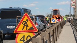 Астраханские дорожники оперативно восстановили движение по мосту в Икряном