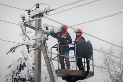 В Икрянинском районе энергетики устраняют последствия снегопада