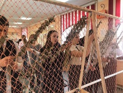Ученики Икрянинской школы изготавливают маскировочные сети для бойцов СВО