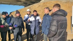 Астраханский губернатор осмотрел ход ремонтных работ моста в Икрянинском районе