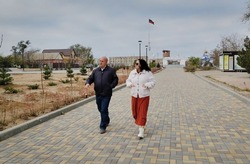 Наталья Бутузова проверила ход благоустройства «Бульвара 100 лет Икрянинскому району»