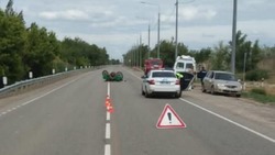 В Икрянинском районе автомобиль сбил мотоциклиста