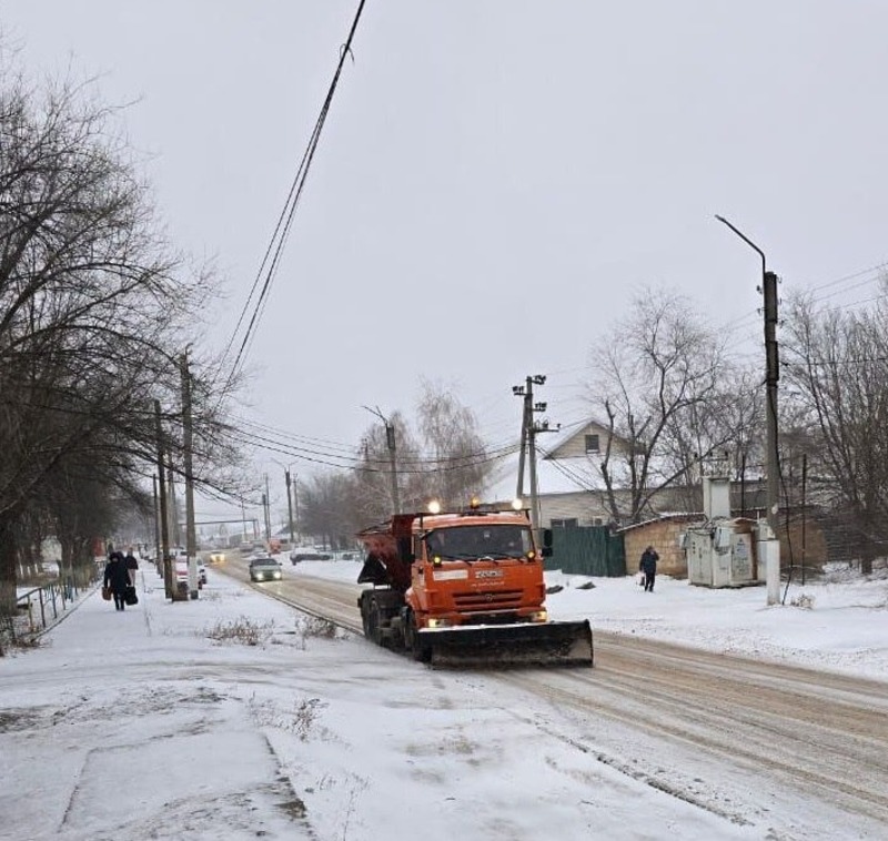 В селе Икряное активно борются с последствиями снегопада