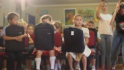 Детям из икрянинского соццентра вручили школьные портфели