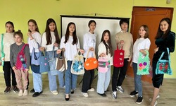 В икрянинской школе устроили модное дефиле экосумок