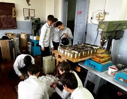 В селе Житное продолжается работа по изготовлению окопных свечей