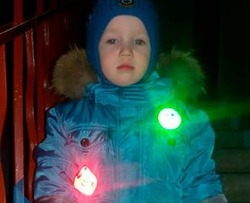 Икрянинских родителей призвали использовать светоотражающие элементы на одежде детей