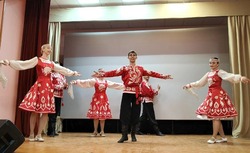 В Икрянинском районе прошёл концерт для жён и матерей участников СВО