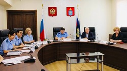 На вопросы икрянинцев ответил прокурор Астраханской области