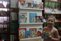 Икрянинские библиотекари организовали фотовернисаж «Кошки с книжной обложки»