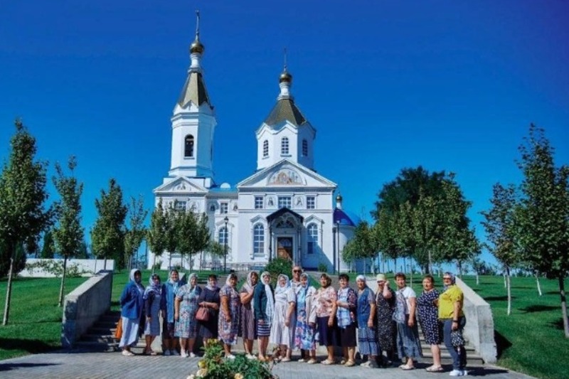 В Икрянинском районе для семей участников СВО организовали паломническую поездку