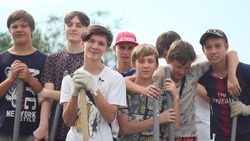 Икрянинские подростки на лето устроились в офисы и на прополку травы