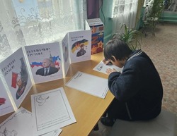 Икрянинские школьники пишут письма участникам СВО