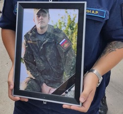 В Икряном простились с погибшим на Украине военнослужащим