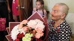 Астраханский министр поздравил с 90-летием жительницу Икрянинского района