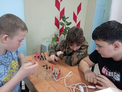 Икрянинские школьники изучают электрические явления на новом оборудовании 