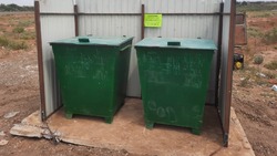 В Икрянинском районе приводят в порядок площадки под мусорные контейнеры