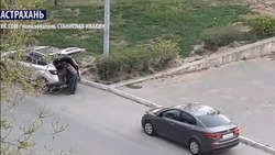 В Астрахани на видео попались «ворующие тротуарную плитку» местные жители