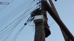 В Икряном неизвестные рвут уличные интернет-кабели