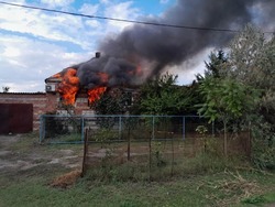 В Икрянинском районе пожарные не дали огню уничтожить жилой дом 