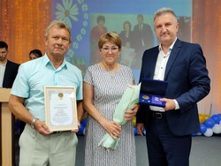 Астраханский министр вручил медали семьям из Икрянинского района