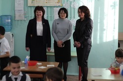 Наталья Бутузова посетила начальную школу в селе Икряное
