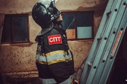 В Икрянинском районе загорелся мусор в нежилом здании