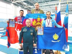 Сотрудник МЧС из Икрянинского района отличился на Спартакиаде по плаванию