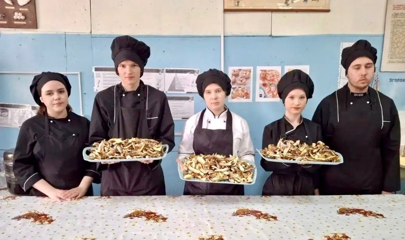 Икрянинские студенты передали сухпаёк на передовую