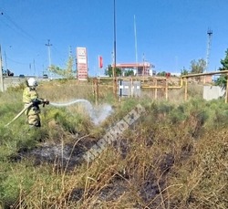 В Икряном спасатели ликвидировали пожар рядом с автозаправкой