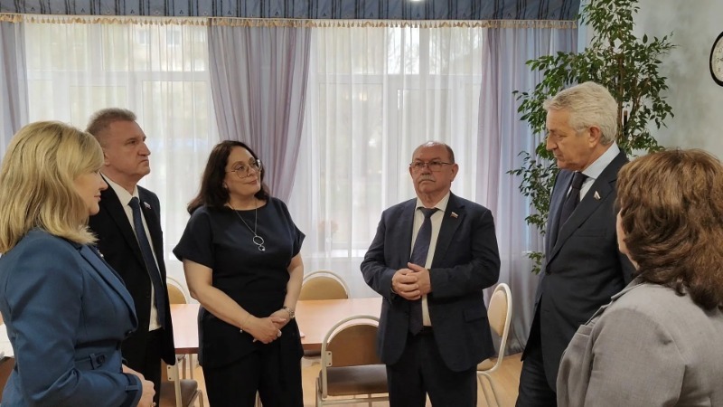 Сенатор РФ и депутаты Госдумы посетили Икрянинский район