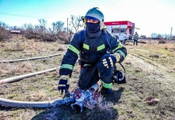 В Икрянинском районе загорелось заброшенное здание