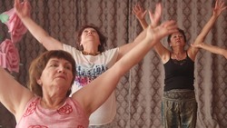 В Икряном для пенсионеров проводят занятия по йоге